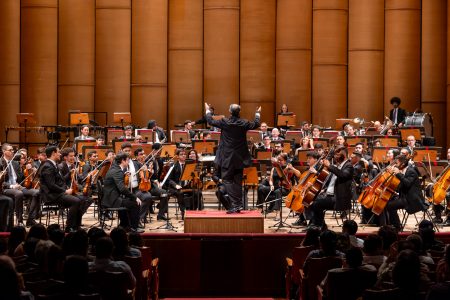 
                      
                      Foto da Orquestra Experimental de Repertório tocando durante um concerto